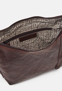 Sac en cuir brun à bandoulière avec une texture lisse, fermeture zippée et un intérieur à motifs comportant un design de logo et une poche zippée supplémentaire.