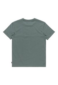 Camiseta de manga corta, ligera, en verde apagado, con cuello redondo y corte recto. Diseño sencillo con dobladillos cosidos.