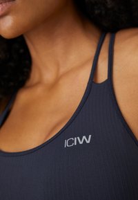 ICANIWILL DEFINE SEAMLESS BRA - Sujetadores deportivos con sujeción ligera - navy