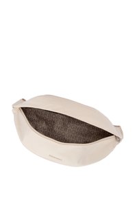 Bolsa de tela beige con forma curva y cierre de cremallera. El interior presenta un forro marrón con un patrón repetido de "BOGNER". Textura suave.