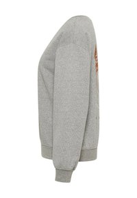 Sudadera gris con un acabado texturizado, que presenta un dobladillo y puños acanalados, y un diseño de estampado floral en tonos marrones en el lateral.