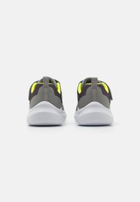 Skechers Performance SKECH FAST UNISEX - Zapatillas running asfalto - charcoal/gray/yellow/silver