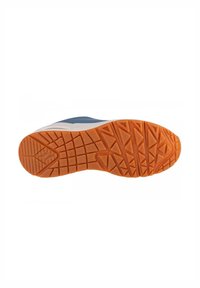 Suela de zapato con una suela exterior de goma naranja texturizada, que presenta patrones de banda de rodadura geométricos, y un diseño de plantilla en azul y blanco.