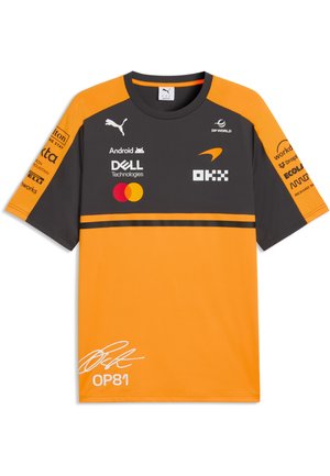 Pomarańczowa i ciemnoszara koszulka sportowa z krótkim rękawem z logo Puma, wieloma logo sponsorów i "OP81" z białym autografem na dolnej części przodu.