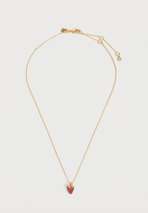 Delikat gyldent halskæde med lille rød jordbær-formet vedhæng med gyldne blade og hvide frødetaljer.