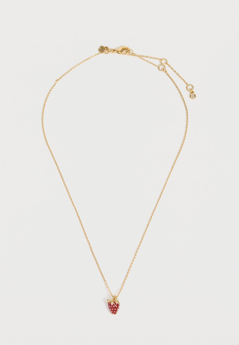 Λεπτή χρυσή αλυσίδα με μικρό κόκκινο μενταγιόν σε σχήμα φράουλας με χρυσά φύλλα και λευκές λεπτομέρειες σπόρων.