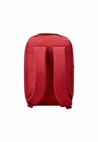Zaino rosso con due spallacci imbottiti e regolabili, design rettangolare e texture del tessuto liscia. Presenta dettagli di design minimalisti.