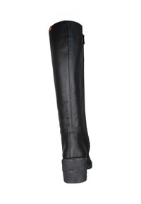 Botín negro de cuero hasta la rodilla con un acabado texturizado, con un leve tacón y un detalle de cremallera en la parte trasera para facilitar su uso.