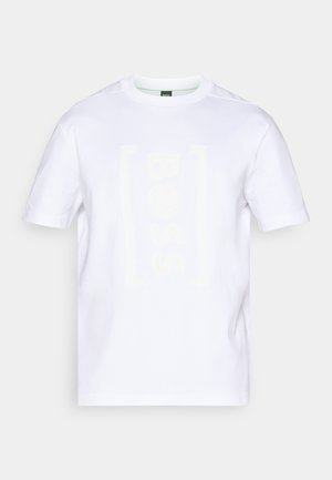 T-shirt en coton blanc avec un logo "BOSS" ton sur ton en beige doux, col rond, manches courtes et coupe décontractée. Aucun motif ou accent notable.