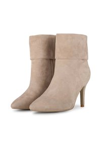 Botas de tobillo de ante beige con un puño doblado, punta afilada y un tacón delgado y alto. La textura es suave y sedosa con detalles de costura sutiles.