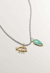 Collar de cadena de plata retorcida con un colgante de pez dorado y un charm de mano turquesa con detalle de ojo, creando un interés visual en capas.