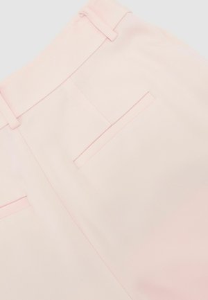 Hellrosa Hose mit Gürtelschlaufen und zwei waagerechten Paspeltaschen auf der Rückseite, im Nahaufnahme-Detail gezeigt.