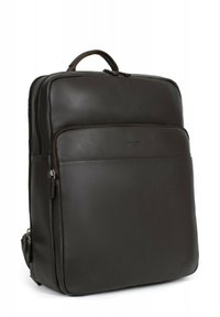 Zaino in pelle marrone con texture liscia, forma rettangolare, manico superiore e tasca frontale con zip. Nessun logo o motivo visibile.
