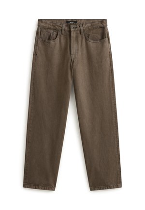 Pantaloni marroni a gamba dritta con cerniera frontale, chiusura con bottone, passanti per cintura e tasche anteriori e portamonete, distesi su sfondo bianco.
