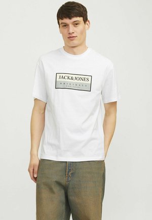 Weißes Baumwoll-T-Shirt mit einem rechteckigen schwarzen Logo und dem Text "JACK&JONES ORIGINALS", Rundhals und kurzen Ärmeln.