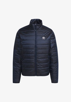 Doudoune marine avec un col montant, fermeture éclair à l'avant et un motif de coutures horizontales. Présente le logo Adidas blanc sur la poitrine gauche.