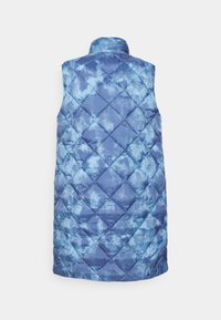 Colete acolchoado em azul com um padrão mesclado, apresentando uma gola alta, design sem mangas e textura em quilt em diamante.