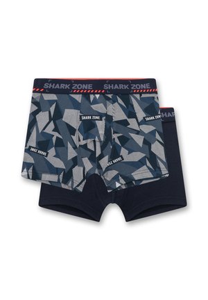 Zwei Paar Boxershorts: eines mit einem blauen, geometrischen Muster, das andere in einfarbigem Marineblau. Beide haben einen elastischen Bund mit der Aufschrift "SHARK ZONE".
