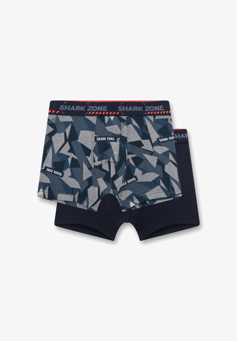 Zwei Paar Boxershorts: eines mit einem blauen, geometrischen Muster, das andere in einfarbigem Marineblau. Beide haben einen elastischen Bund mit der Aufschrift "SHARK ZONE".