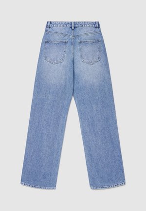 Jean en denim bleu clair à coupe décontractée, jambes larges et design à cinq poches. Comprend une ceinture et une double couture à l'ourlet.