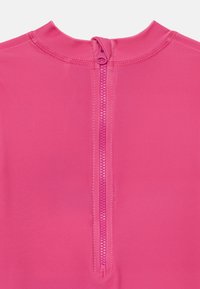 Roza kupaća majica s visokim ovratnikom i središnjim patentnim zatvaračem na leđima. Glatka, rastezljiva tkanina bez šavova za udobnost.