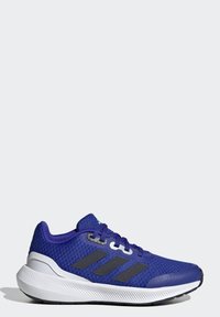 Scarpe da ginnastica blu con una tomaia in rete traspirante, intersuola bianca, dettagli neri e suola texturizzata. Presentano tre strisce parallele sui lati.