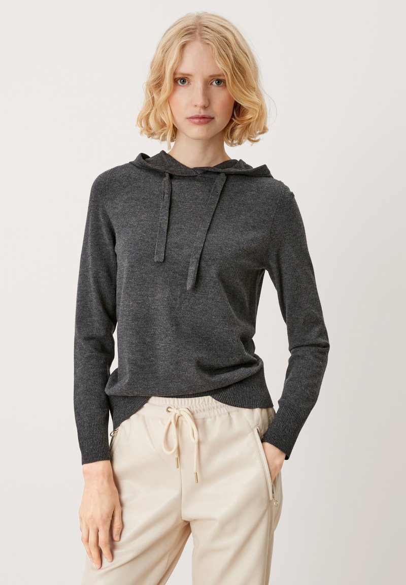 Felpa con cappuccio di un grigio scuro, dotata di tasca frontale, cappuccio con lacci, polsini e orlo a costine. Realizzata in morbido tessuto a maglia, con vestibilità comoda.