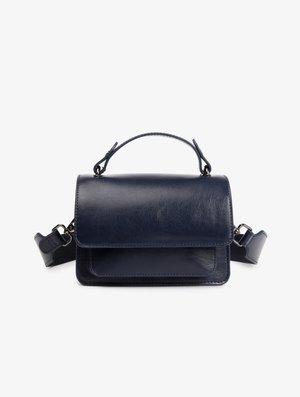Petit sac à main en cuir bleu marine avec une poignée supérieure, un rabat à l'avant et une bandoulière amovible avec des fermoirs en métal.
