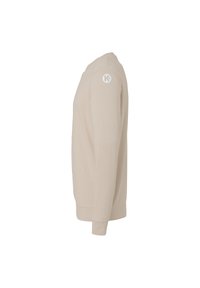 Sweatshirt beige à manches longues en tissu doux, avec un col rond, des poignets côtelés et un détail de logo blanc sur l'épaule.