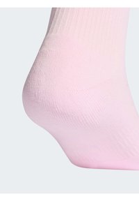 Světle růžová kotníková ponožka z žebrované látky, s hladkým povrchem a přiléhavým tvarem, který kopíruje patu a klenbu nohy.