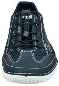Chaussure de sport bleu marine avec tige en mesh, coutures blanches, lacets élastiques et semelle en caoutchouc. Comprend un col rembourré et un logo sur le côté.