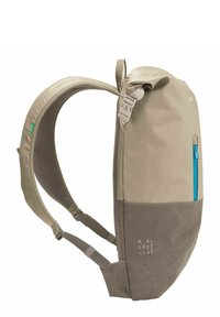 Beiger Rucksack mit strukturierter Oberfläche, einer glatten dunklen Basis und einer blauen Reißverschlusstasche. Verfügt über gepolsterte Riemen und ein geschwungenes Design.