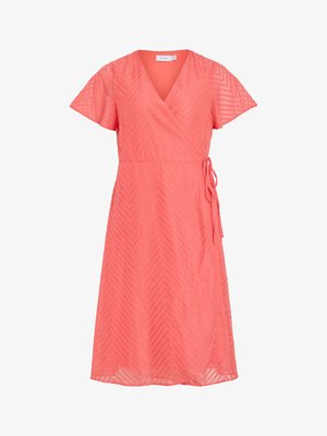 Koralroosa kätkekleit lühikeste hõljuvate varrukatega, millel on tekstureeritud zik-zak muster ja seotud vöö taljes. Keskmise säärte pikkus.