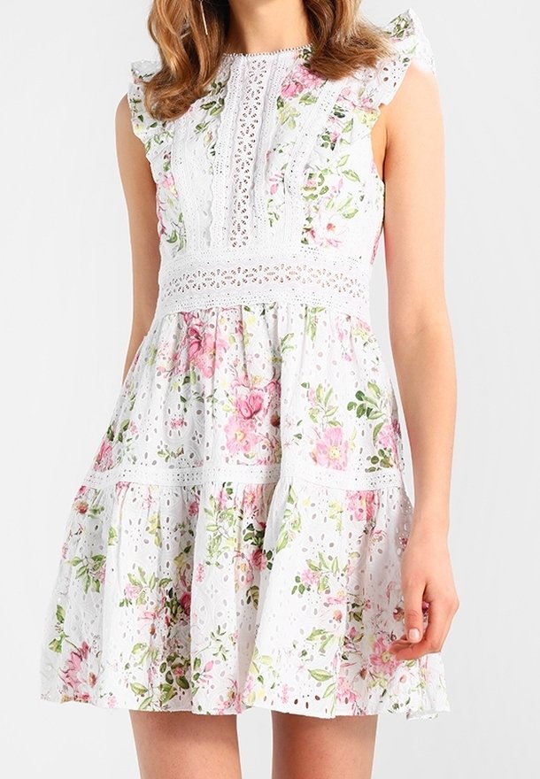 Weißes Kleid mit floralem Muster in Rosa und Grün. Verfügt über Rüschensäume, Spitzenverzierungen und ein gestuftes Rockdesign.