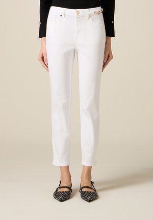 CON CATENA METALLICA - Pantalon classique - bianco
