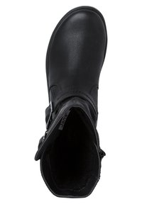Botín negro con un exterior de cuero suave, puntera redondeada, correa ajustable con hebilla y forro suave visible en el interior.