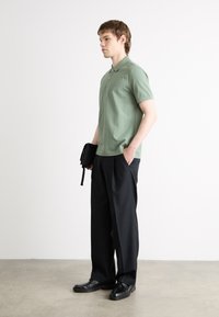 GANT REGULAR FIT - Polo marškinėliai - dry green