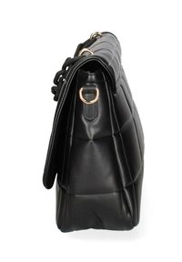 Borsa a tracolla in pelle trapuntata nera con una forma strutturata, caratterizzata da hardware dorato e una tracolla removibile, che mette in mostra una texture morbida.