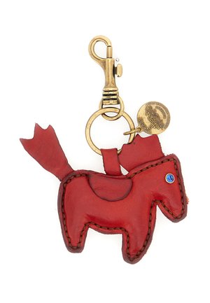 Portachiavi a forma di cavallo in pelle rossa con bordi cuciti, caratterizzato da un dettaglio decorativo blu e da una clip e un ciondolo in metallo color oro.