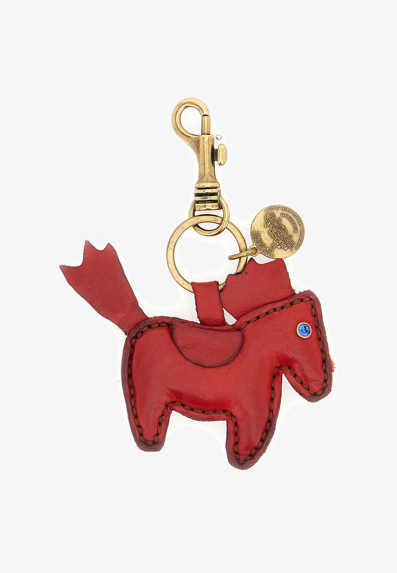 Portachiavi a forma di cavallo in pelle rossa con bordi cuciti, caratterizzato da un dettaglio decorativo blu e da una clip e un ciondolo in metallo color oro.