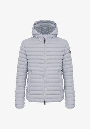 Chaqueta acolchada gris claro con acolchado horizontal, cremallera frontal, capucha incorporada y parche con logo en la manga izquierda.
