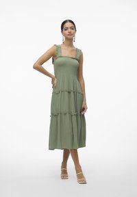 Vero Moda VMMENNY SMOCK CALF  - Robe de jour - hedge green