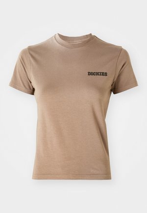 Brązowa bawełniana koszulka z krótkimi rękawami i okrągłym dekoltem. Posiada czarne logo "DICKIES" na lewej części klatki piersiowej. Gładka tekstura.