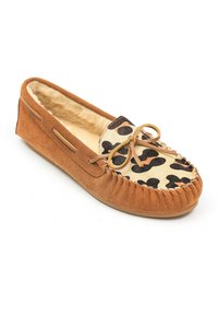 Braune Wildleder-Mokassins mit einem Leopardenmuster-Stoffpatch an der Zehe, Leder-Schnürdetail und einem weichen Innenfutter. Runde Zehenform und flache Sohle.