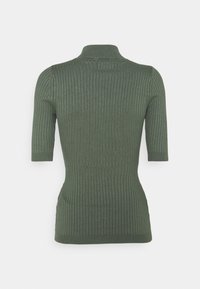 Haut en maille côtelée verte à manches courtes, doté d'un col montant et d'une silhouette ajustée. La texture est lisse avec des motifs côtelés verticaux.