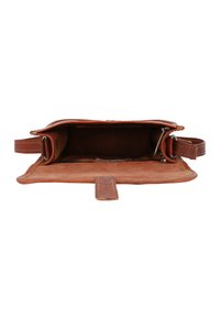 Hnedá kožená crossbody taška s otvoreným klopovým vekom, ukazujúca prázdny hlavný priečinok a nastaviteľný popruh na bielom pozadí.