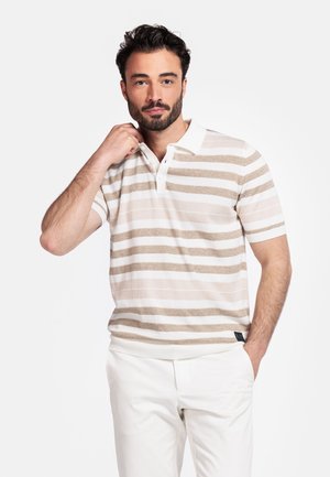 Beige en wit gestreepte polo shirt met een klassieke kraag, korte mouwen en een gebreide textuur. Gecombineerd met witte broeken, voorzien van een zijzak.