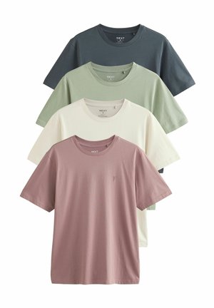 Quatre t-shirts à col rond empilés : gris foncé, vert doux, crème et mauve. Chacun a des manches courtes et un logo subtil sur la poitrine.