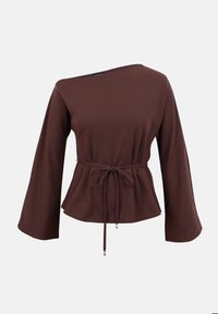 Haut marron à manches longues avec encolure bateau et lien à la taille, présentant un ourlet légèrement évasé et des manches amples.