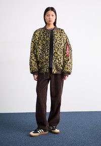 Alpha Industries MA-1 CAMO - Bombejakke - olive